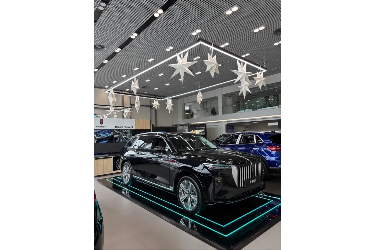 Акцентное освещение автосалона
